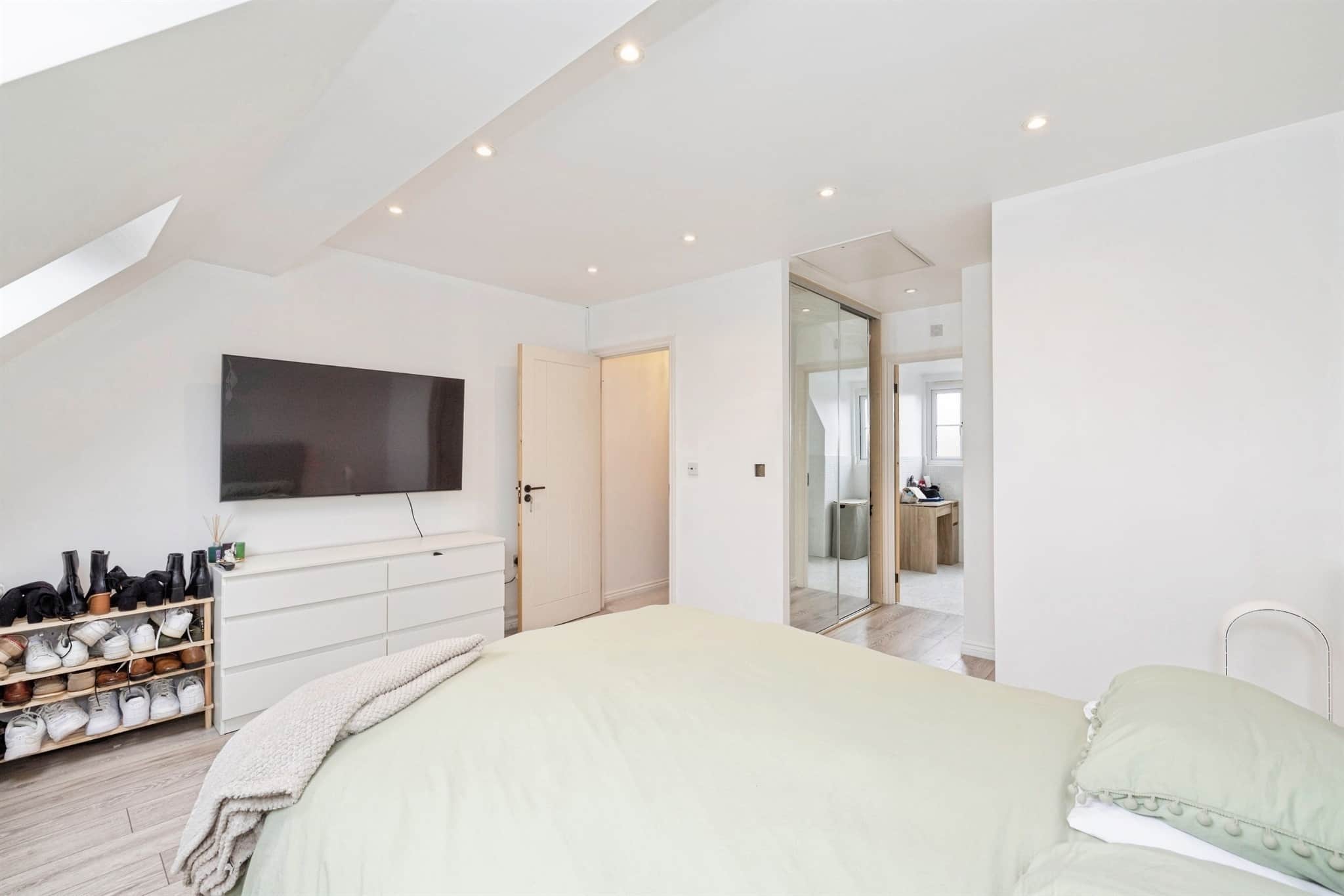 Property at Winthorpe Gardens, Borehamwood