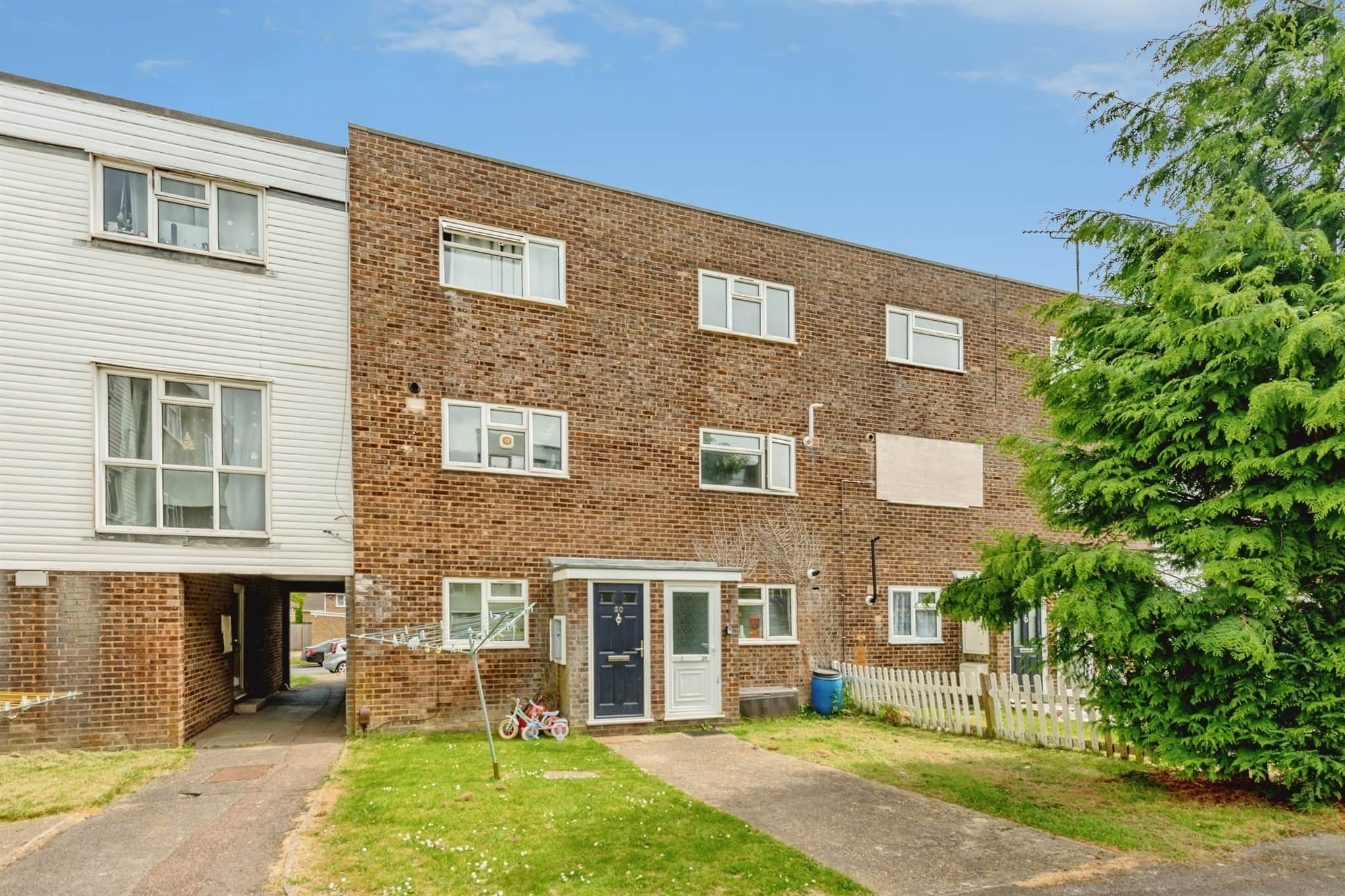 Property at Wakehams Green Drive, Crawley