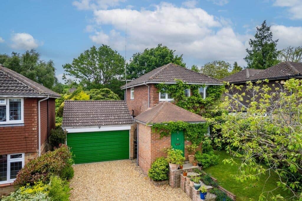 Property at Locks Meadow, Dormansland, Lingfield