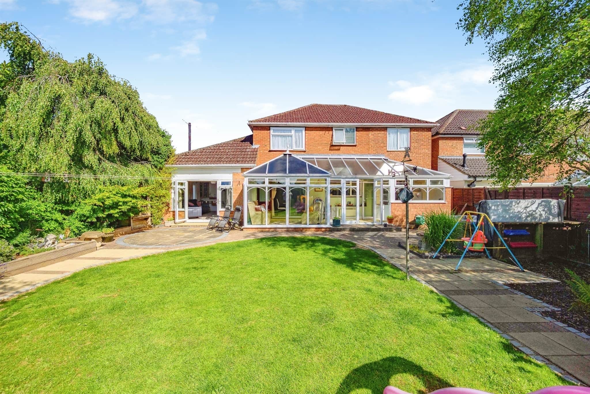 Property at Hillview Crescent, Luton