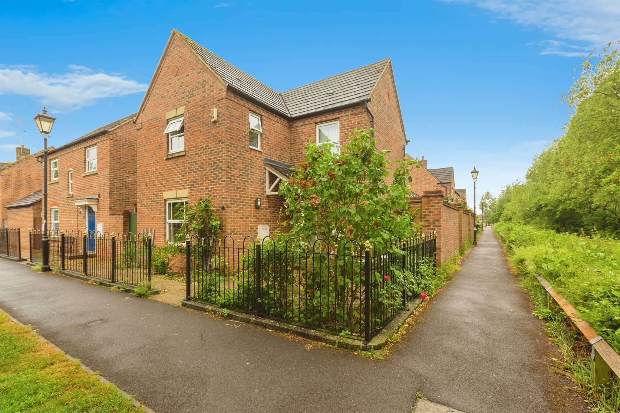 Property at Lodge Path, Aylesbury