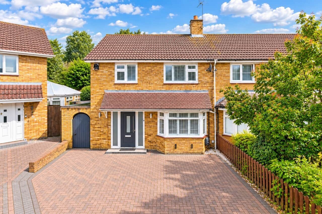 Property at Hamilton Close, Bricket Wood, St. Albans