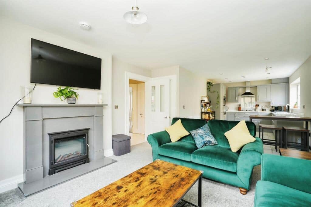 Property at Linden Gardens, Carterton