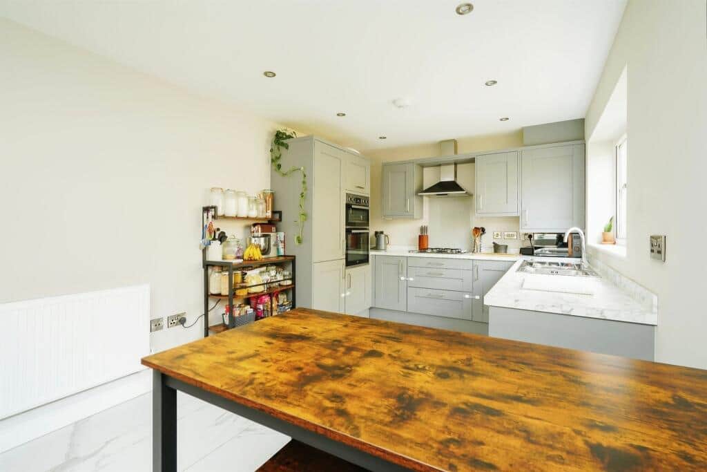 Property at Linden Gardens, Carterton