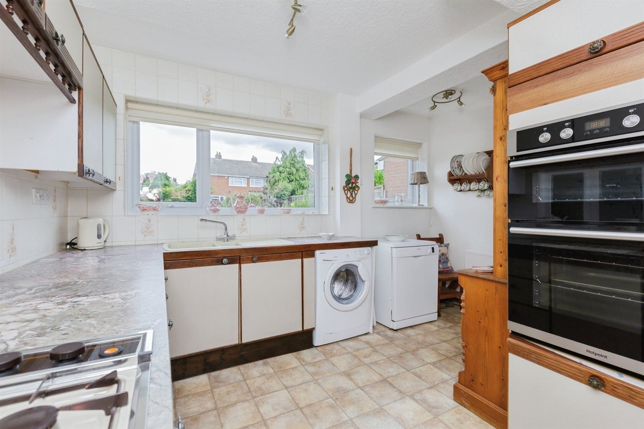 Property at Kew Drive, Oadby, Leicester