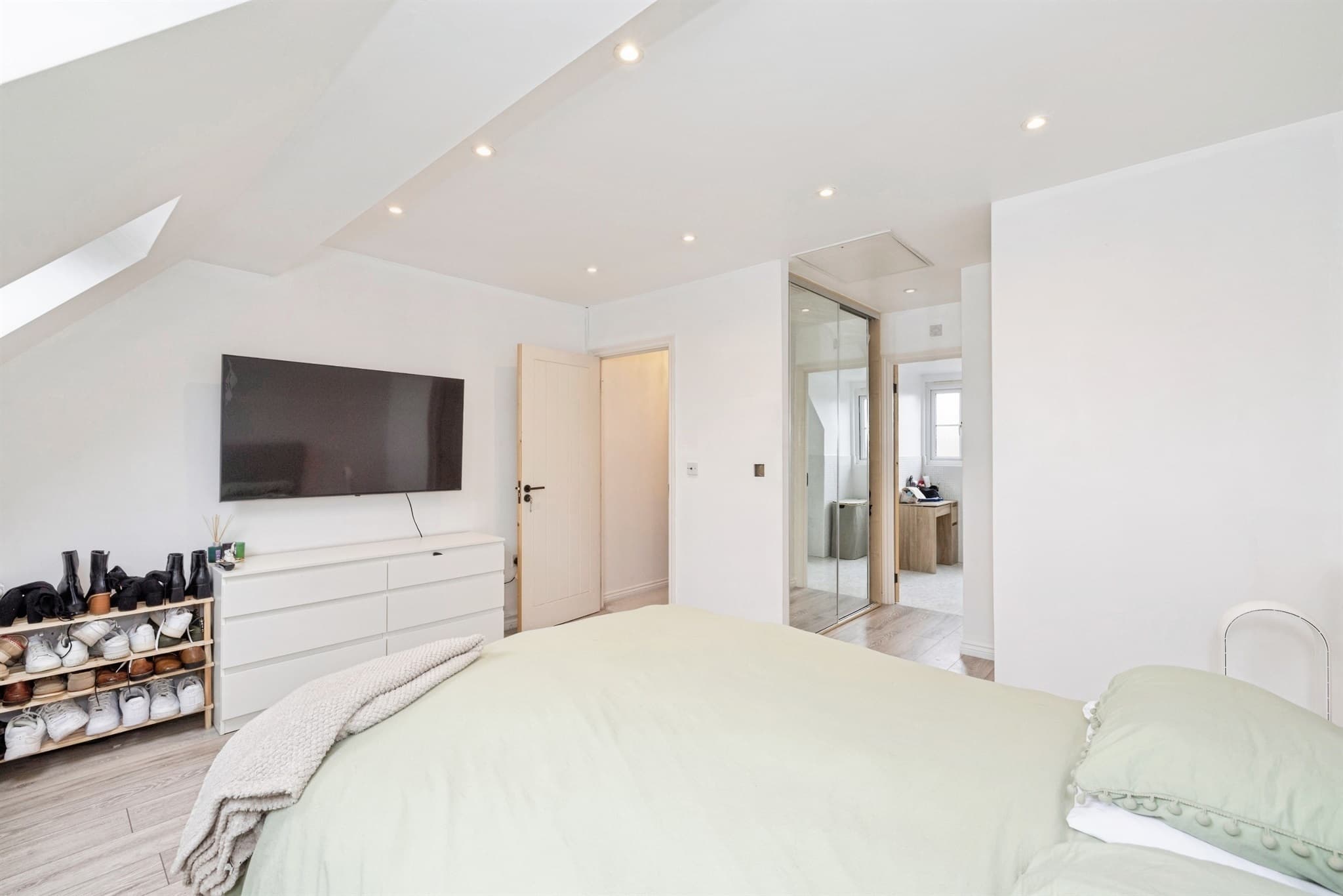 Property at Winthorpe Gardens, Borehamwood