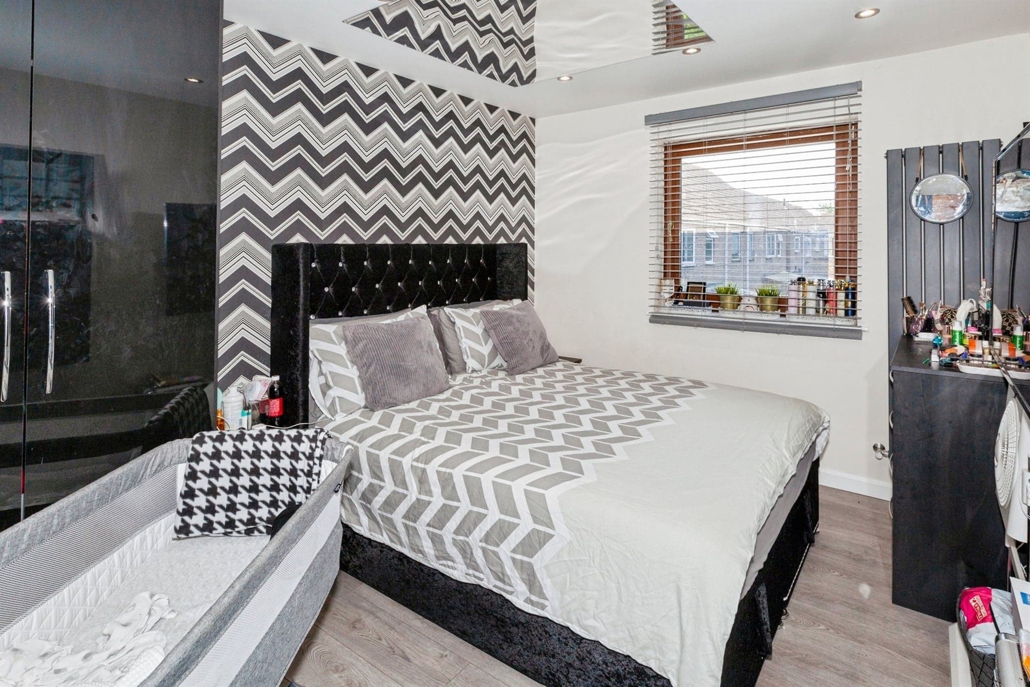 Property at Rochfords Gardens, Slough