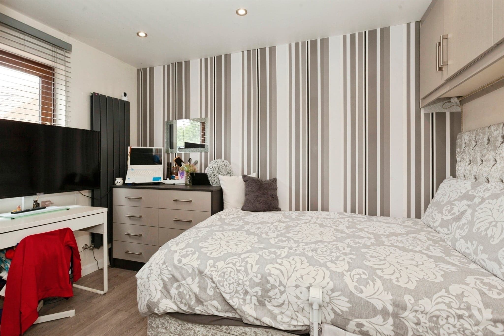 Property at Rochfords Gardens, Slough