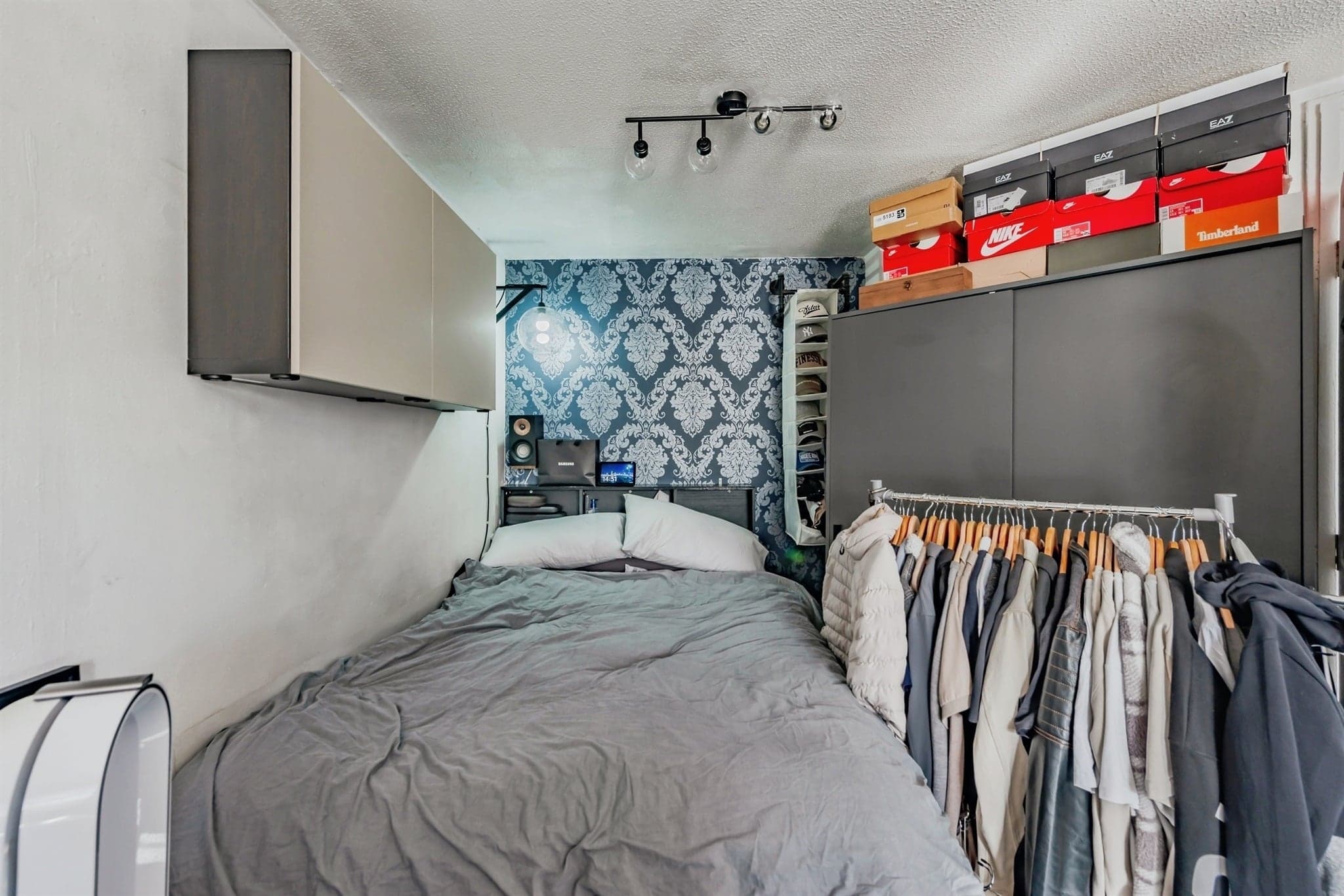 Property at Dalewood Gardens, Crawley