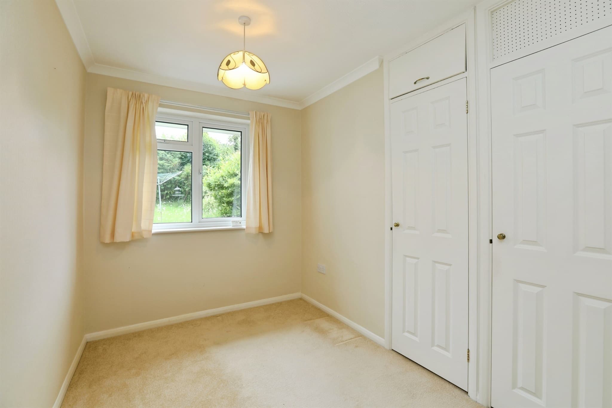 Property at Stoneleigh Close, East Grinstead